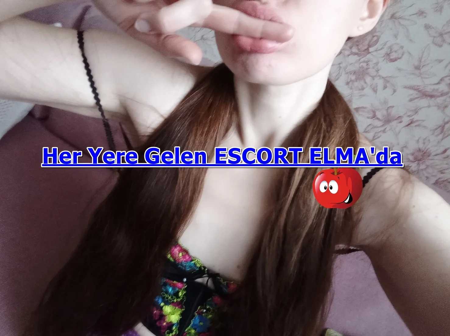 Parlak Gece Elbisesi Giyen ve Eş Değiştirme Partisine Katılan Escort